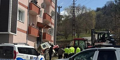 Kontrolden Çıkan Traktör Geri Geri Giderek Boşluğa Düştü.