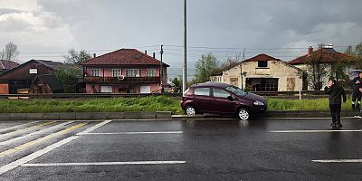 Yeniçağa’da sağanak sonrası kaza: Araç orta refüje çıktı