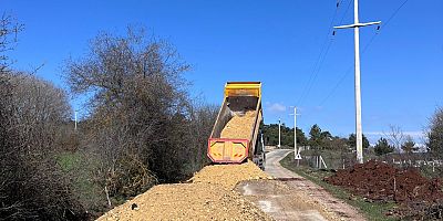 YENİÇAĞA’DA YOLLAR HEM SAĞLAMLAŞIYOR HEM YENİLENİYOR: HİZMETE SIFIR KİLOMETRE SİLİNDİR!
