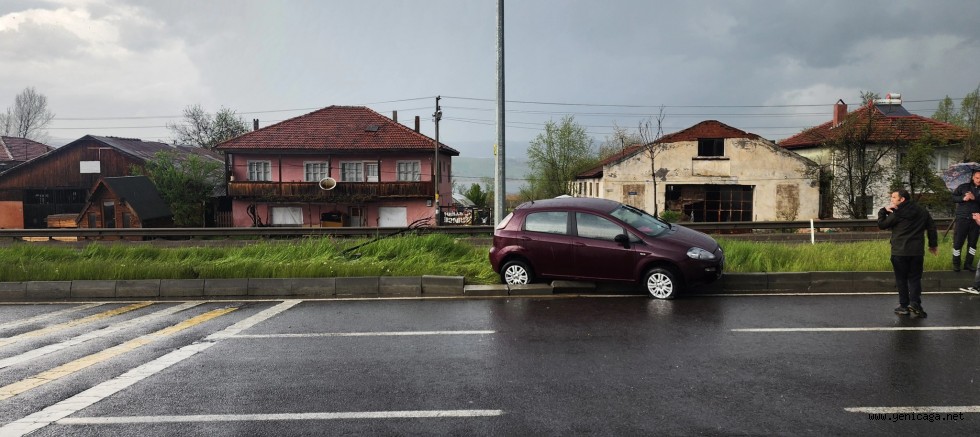 Yeniçağa’da sağanak sonrası kaza: Araç orta refüje çıktı