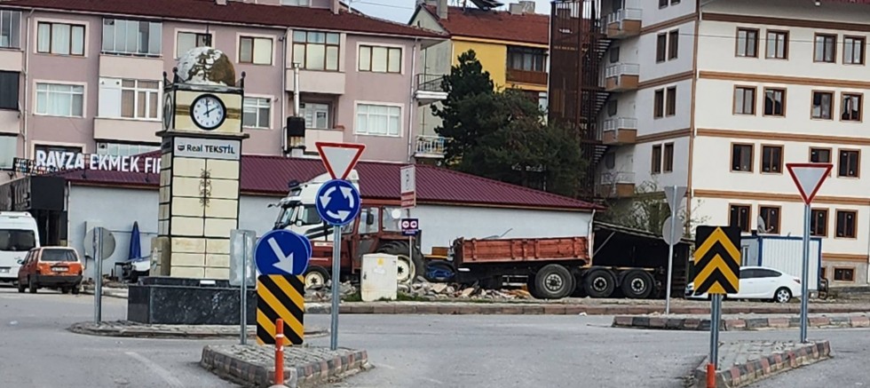 Yeniçağa’da Trafik Güvenliği İçin Yeni Uyarı Levhaları Yerleştirildi