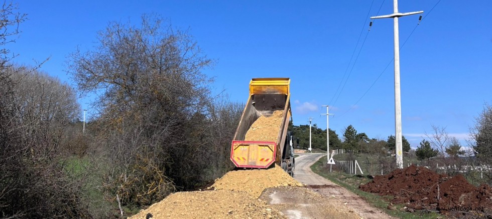 YENİÇAĞA’DA YOLLAR HEM SAĞLAMLAŞIYOR HEM YENİLENİYOR: HİZMETE SIFIR KİLOMETRE SİLİNDİR!